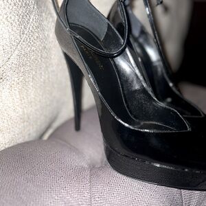 Saint Laurent (YSL), Black patent Vernice Chiffon, with ankle strap.